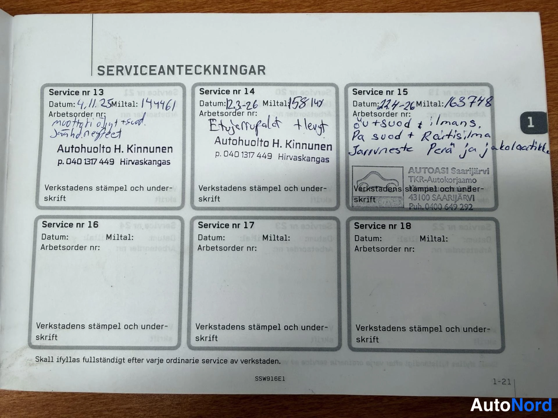 Yksityiskohta: Huoltokirjan huoltomerkinnät sivu, jossa käsinkirjoitetut merkinnät huolloista 13–15, mukaan lukien huoltotiedot ja korjaamoleima.