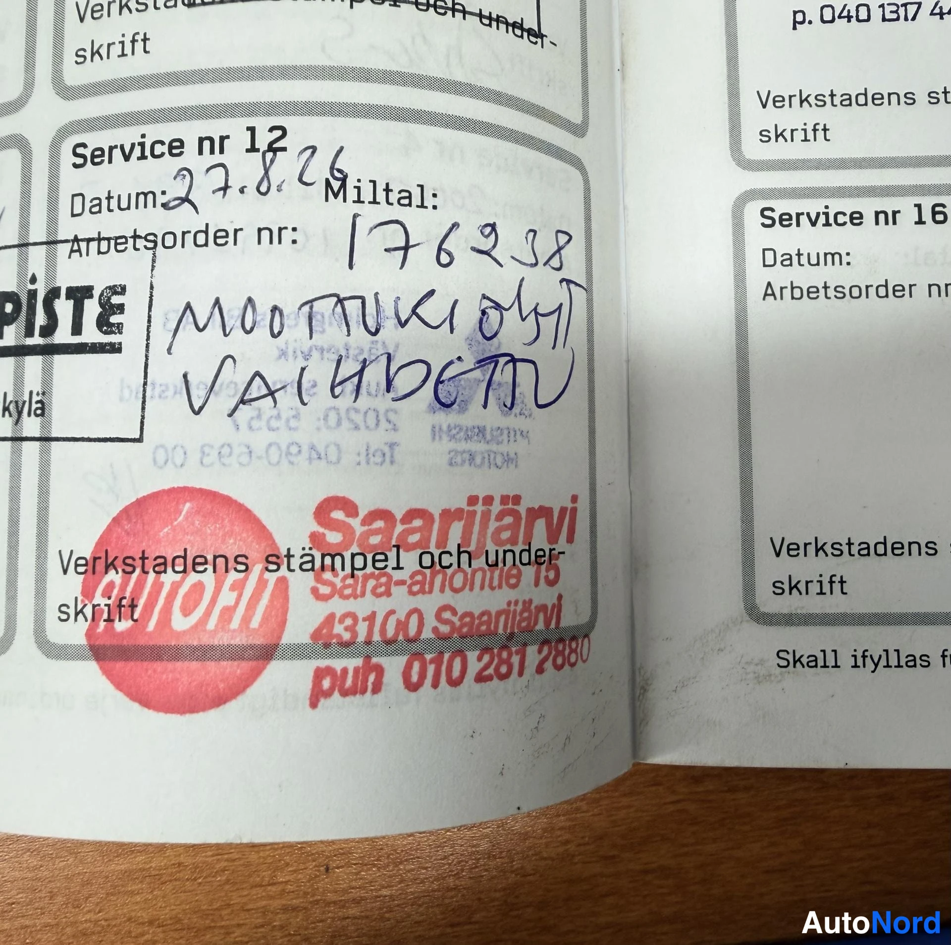 Asiakirja: Huoltokirjan sivu huoltomerkinnällä: Service nr 12, päiväys 27.8.26, työtilausnumero 176238, käsinkirjoitettu teksti ja Saarijärvi-palvelun punainen leima.