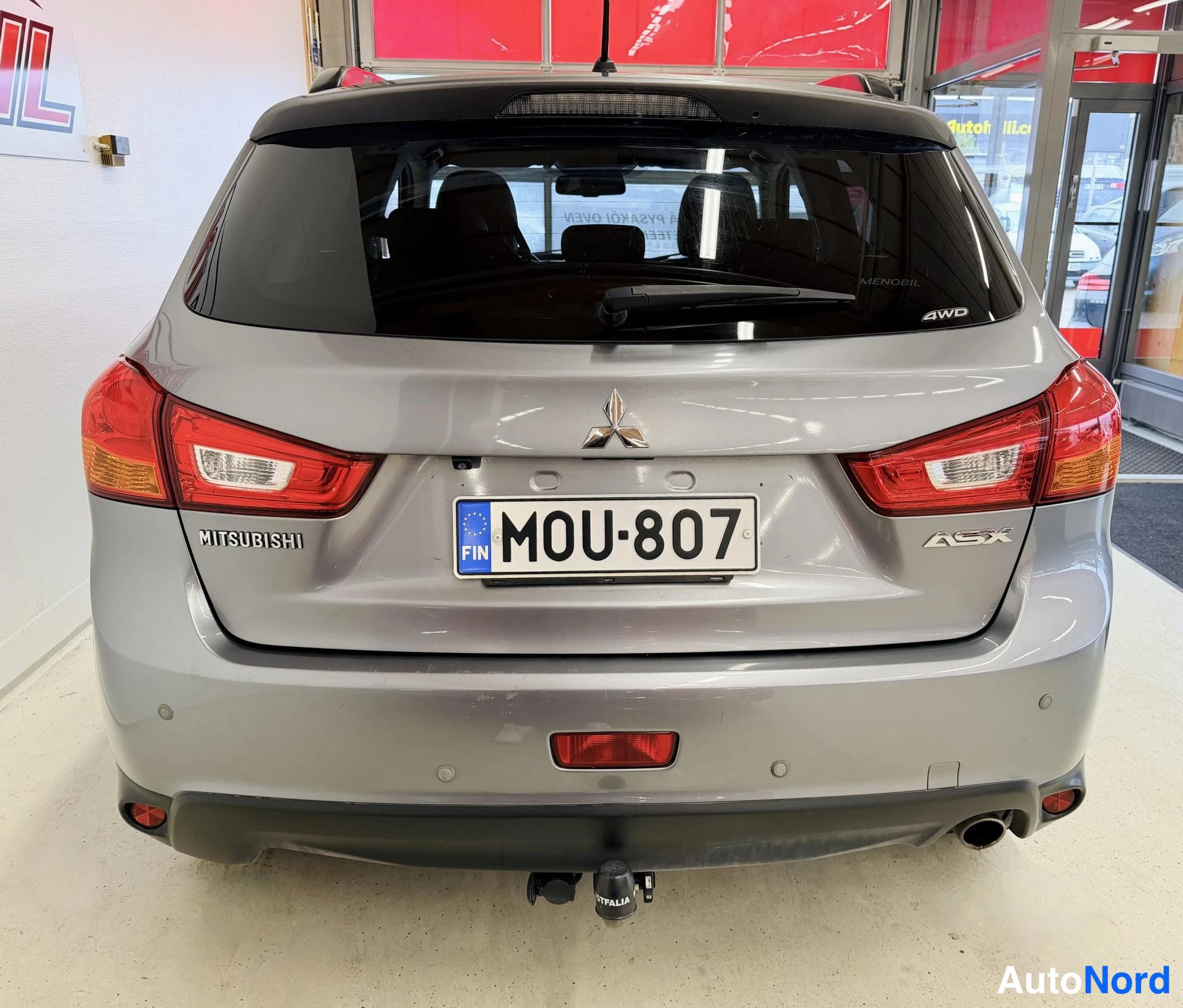 Takaa: Mitsubishi ASX takaa suoraan; punaiset takavalot, -rekari, 4WD-merkintä, poistoputki ja vetokoukku.