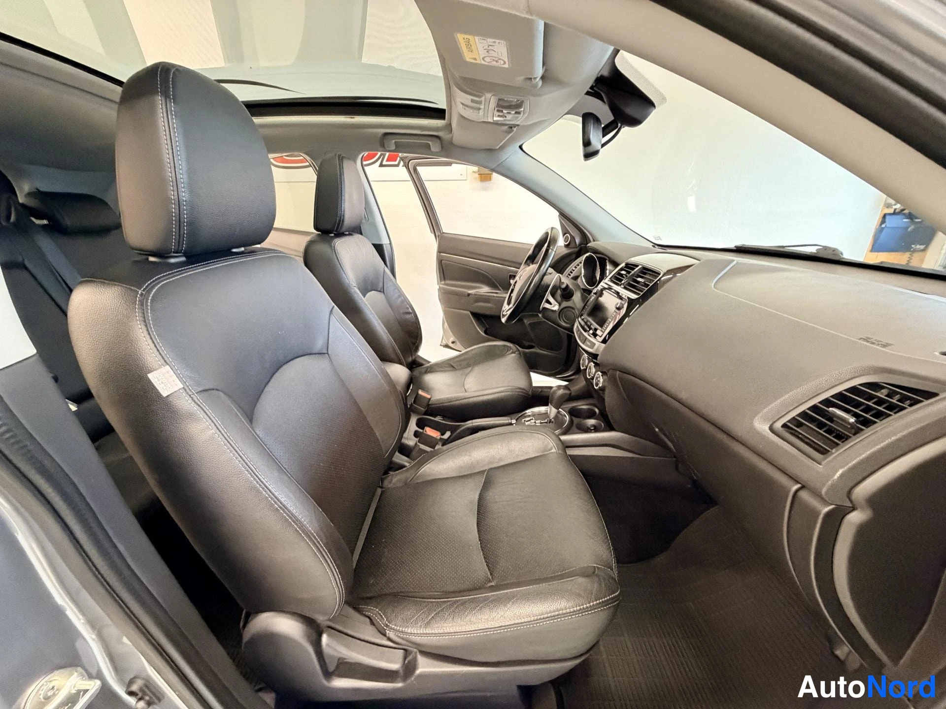 Muu: Etupenkit mustaa nahkaa, ohjaamo ja panoramaaakena Mitsubishi ASX:stä sisäkuvassa.