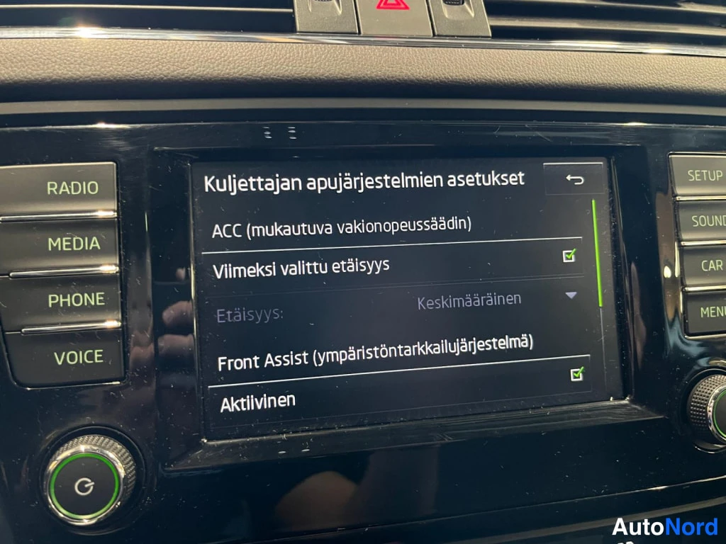 Etuviisto: auton tiedoton näyttö, jossa kuljettajan apujärjestelmien asetukset: ACC-mukautuva vakionopeussäädin ja Front Assist