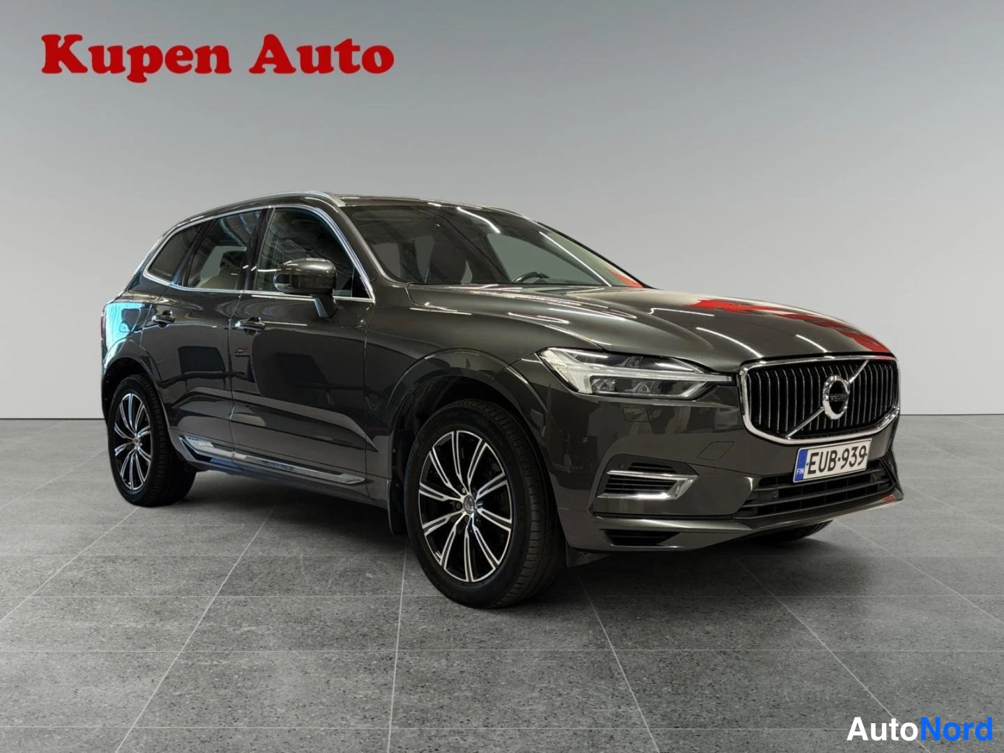 Harmaa Volvo XC60 2019, etuviisto, keula oikealle, kuva 2