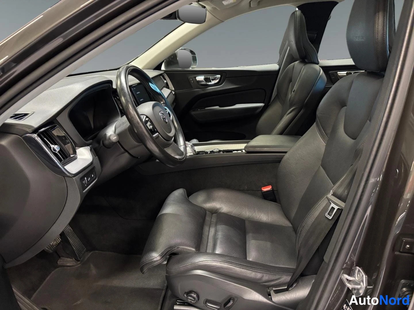 Harmaa Volvo XC60 2019, sivulta, kuva 6