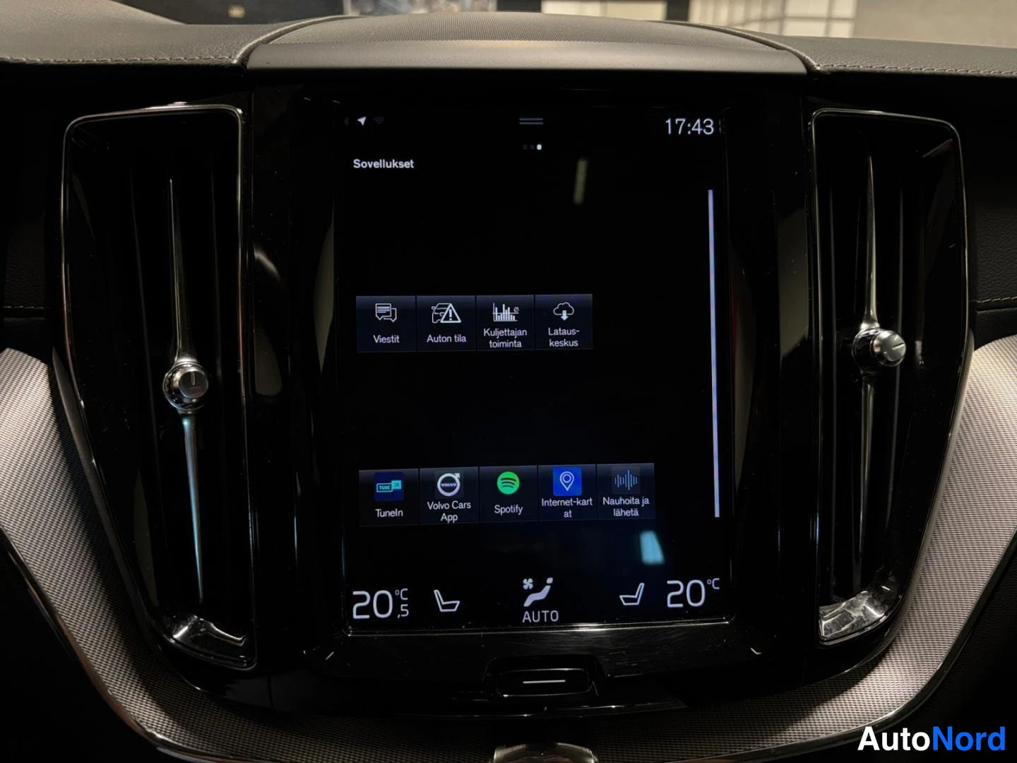 Harmaa Volvo XC60 2019, sivulta, kuva 9