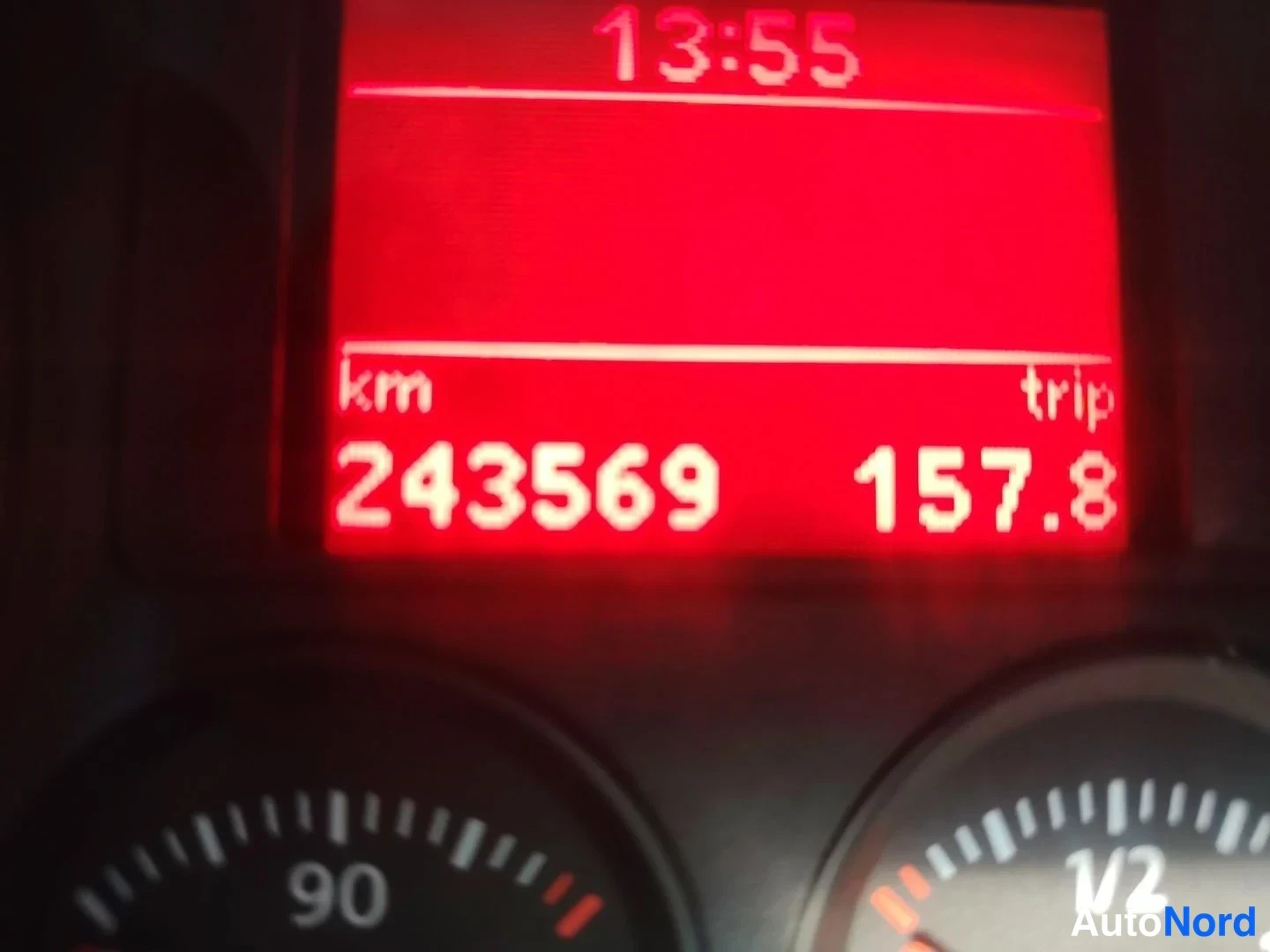Muu: Mittariston punainen näyttö näyttää 243 569 km ja matkamittari 157,8 km.