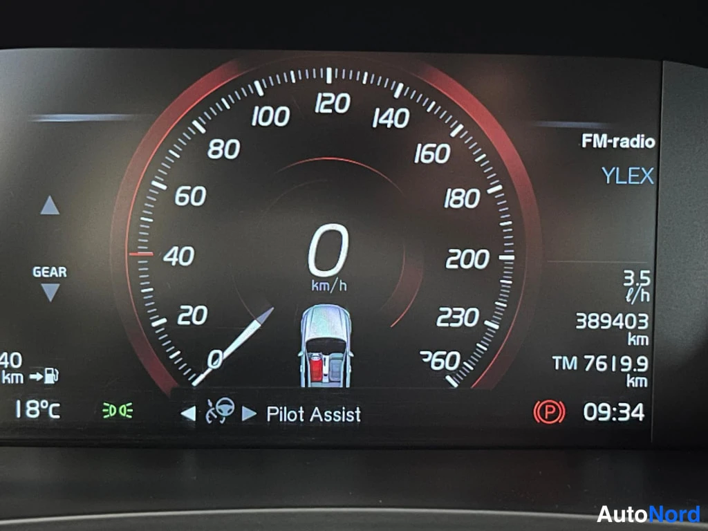 Muu: Mittariston elektroninen näyttö osoittaa nopeudeksi 0 km/h, matkamittarilukemaksi 389 403 km ja alareunassa lukee Pilot Assist.