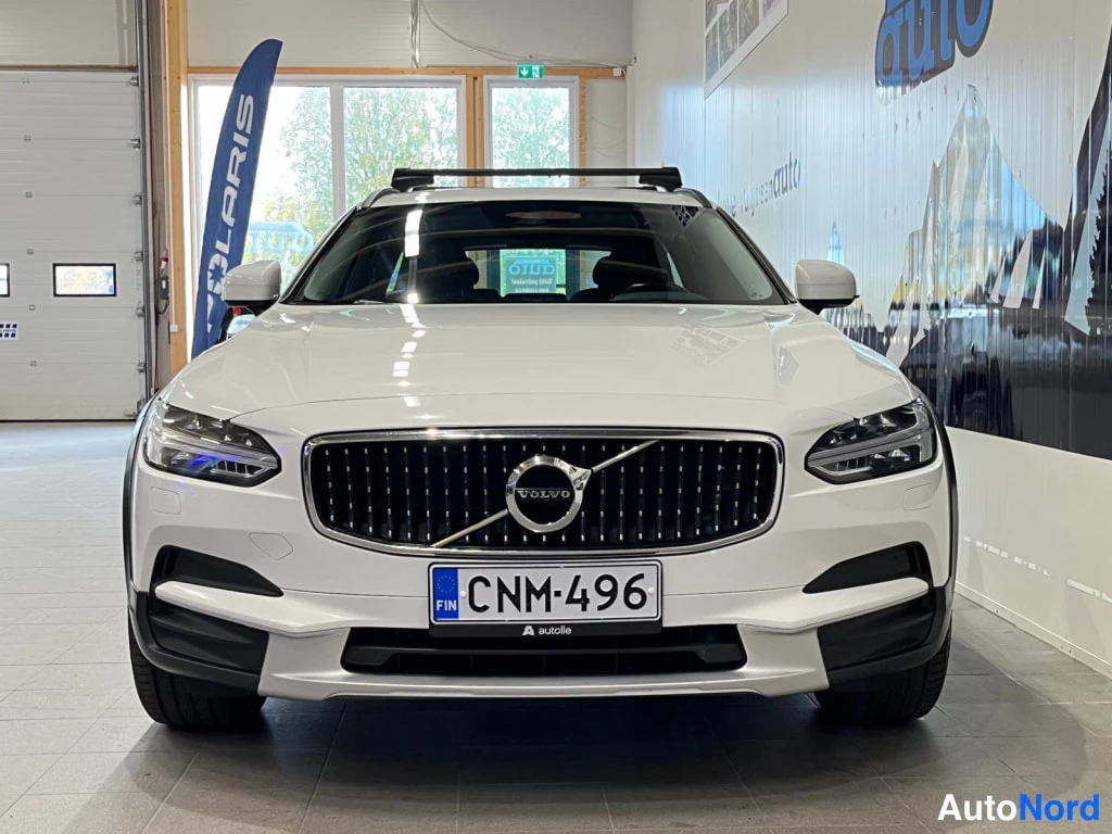 Edestä: Suora etuotsa näyttää grillin, Volvo-logon, LED-valot ja rekisterikilven sisäkuvassa.