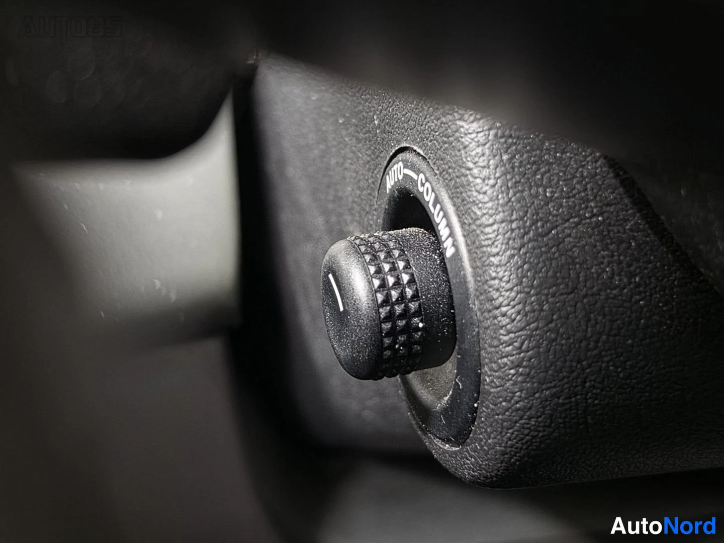 Muu: Sisätilakuva: ohjauspyörän AUTO-COLUMN-säätörulla lähikuvassa.