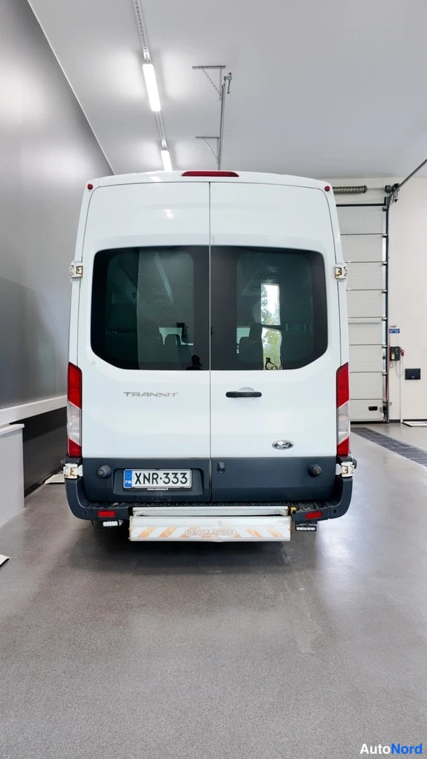 Takaa: Ford Transit-pakettiauton takaosa näkyvissä valkoisena rekisterikilpi ja Transit-teksti