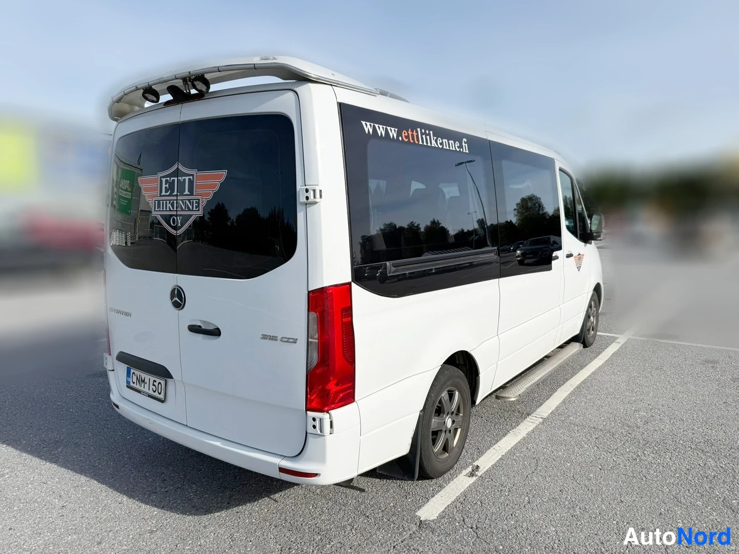 Takaviisto: Mercedes-Benz Sprinter takaviistosta oikealta, takaosa ja oikea kylki valokuvassa.