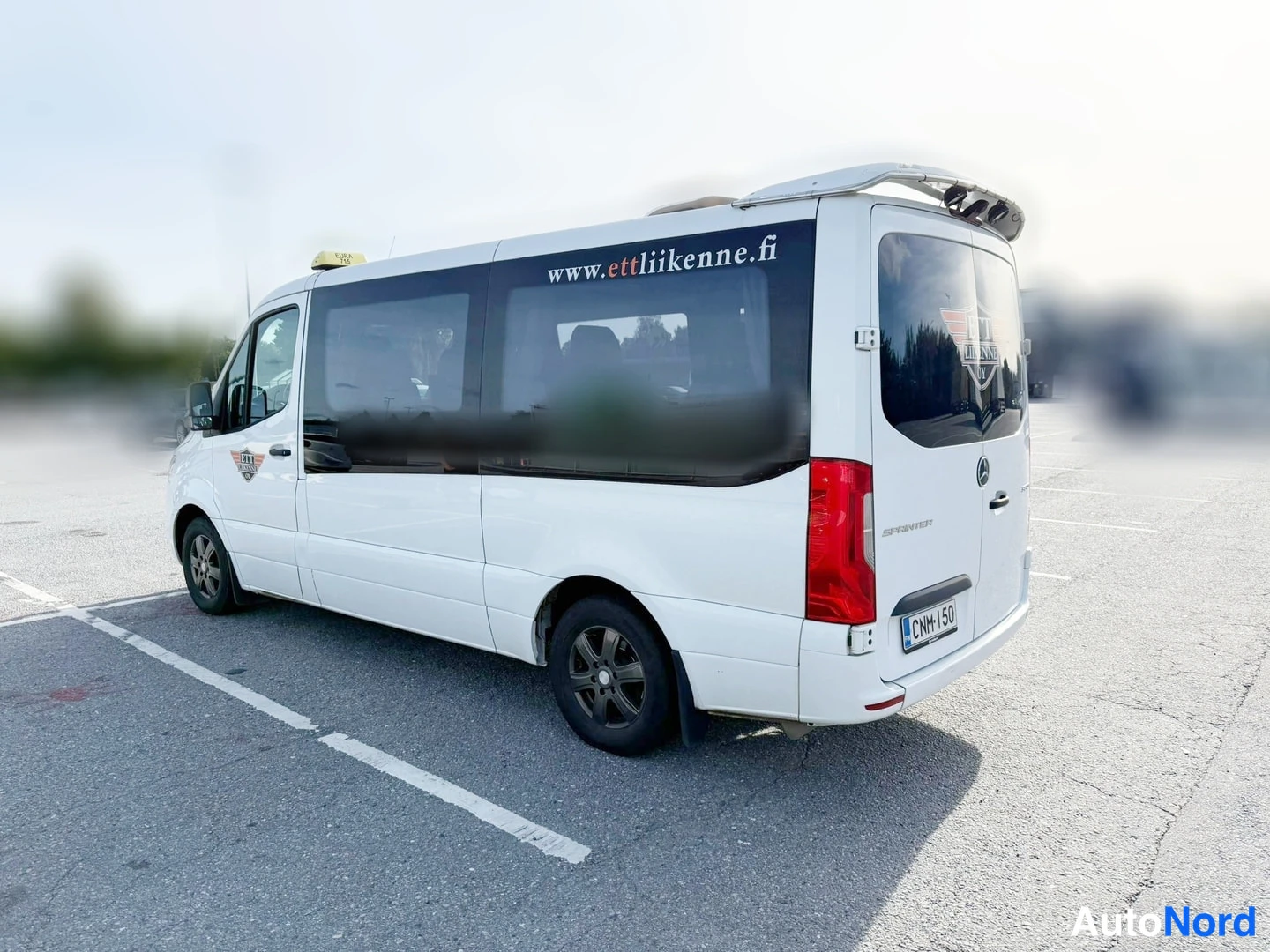 Takaviisto: Mercedes-Benz Sprinter -pakettiauto takaviistosta, valkoinen kori ja takavalot näkyvissä.