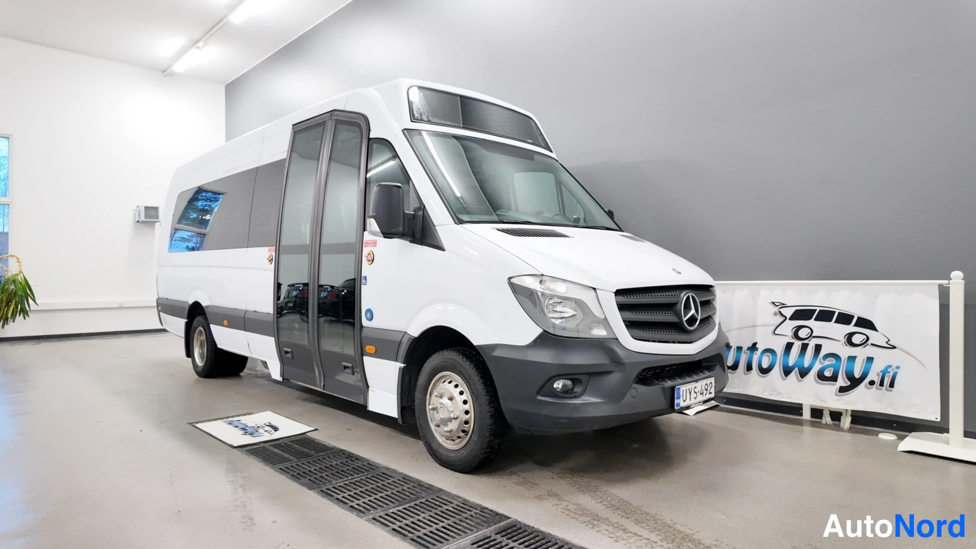 Etuviisto, nokka oikealle: Mercedes-Benz Sprinter -pakettiauto kolmivartalokuvassa edestä oikealta, valkoinen korirakenne.