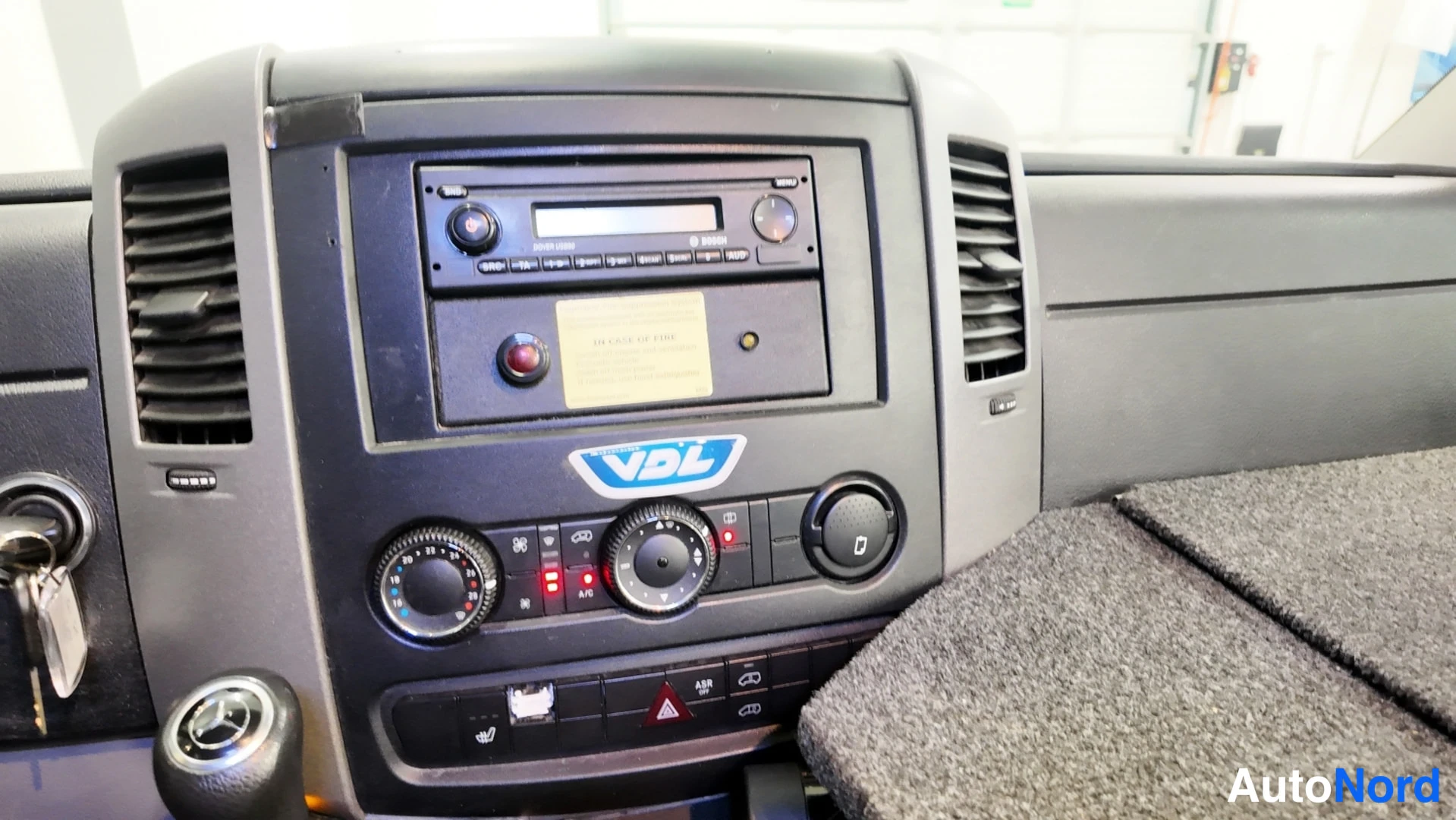 Muu: Kojelaudan keskiosa radioineen, ilmastointisäätimineen ja TAXI-tekstillä.
