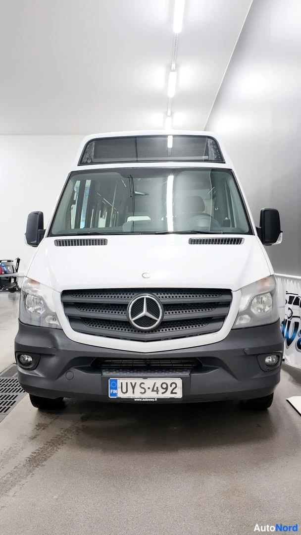 Edestä: Mercedes-Benz Sprinter suoraan edestä kuvattuna; rekisterikilpi UY S-492 ja Mercedes-tähti etusäleikössä.