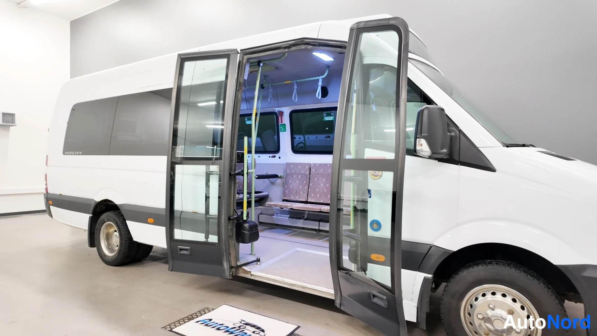 Sivulta: Mercedes-Benz Sprinterin oikea kylki molempien ovien ollessa auki, näkyvillä myös takaosaan johtava kulku.