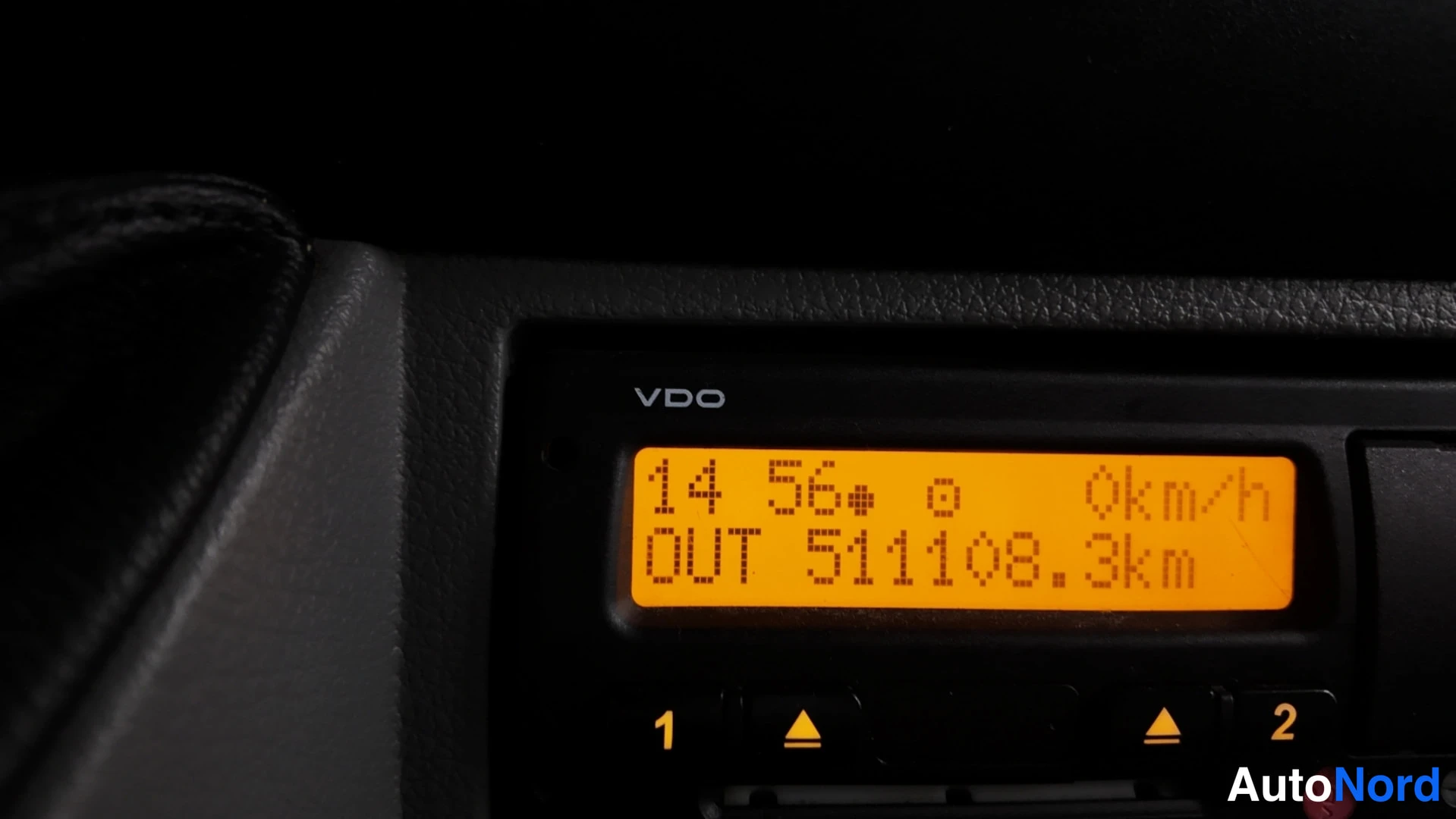Muu: Kojelaudan mittarinäytön lähikuva, jossa näkyy Mercedes-Benzin kello ja kokonaisajomittarin lukema 511108,3 km.