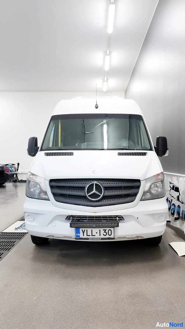 Edestä: Valkoisen Mercedes-Benz Sprinter -paketin keulakuva, rekisteritunnus.