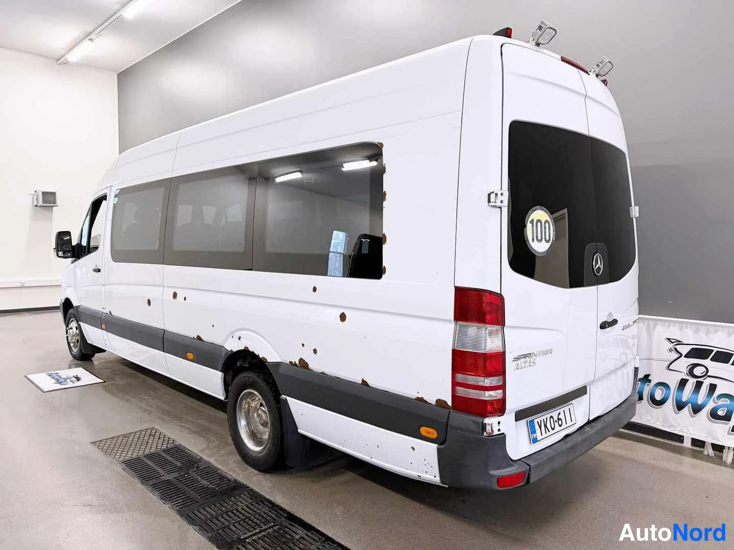 Takaviisto: Mercedes-Benz Sprinter -pakettiauton takaosan kolme-neljäsosaa vasemmalta