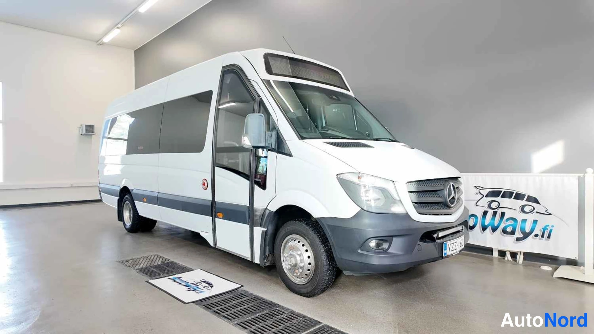 Etuviisto, nokka oikealle: Mercedes-Benz Sprinter -pakettiauto kuvattu kolmivartalosta edestä, nokka osoittaa oikealle. Auton korivalotus on valkoinen.