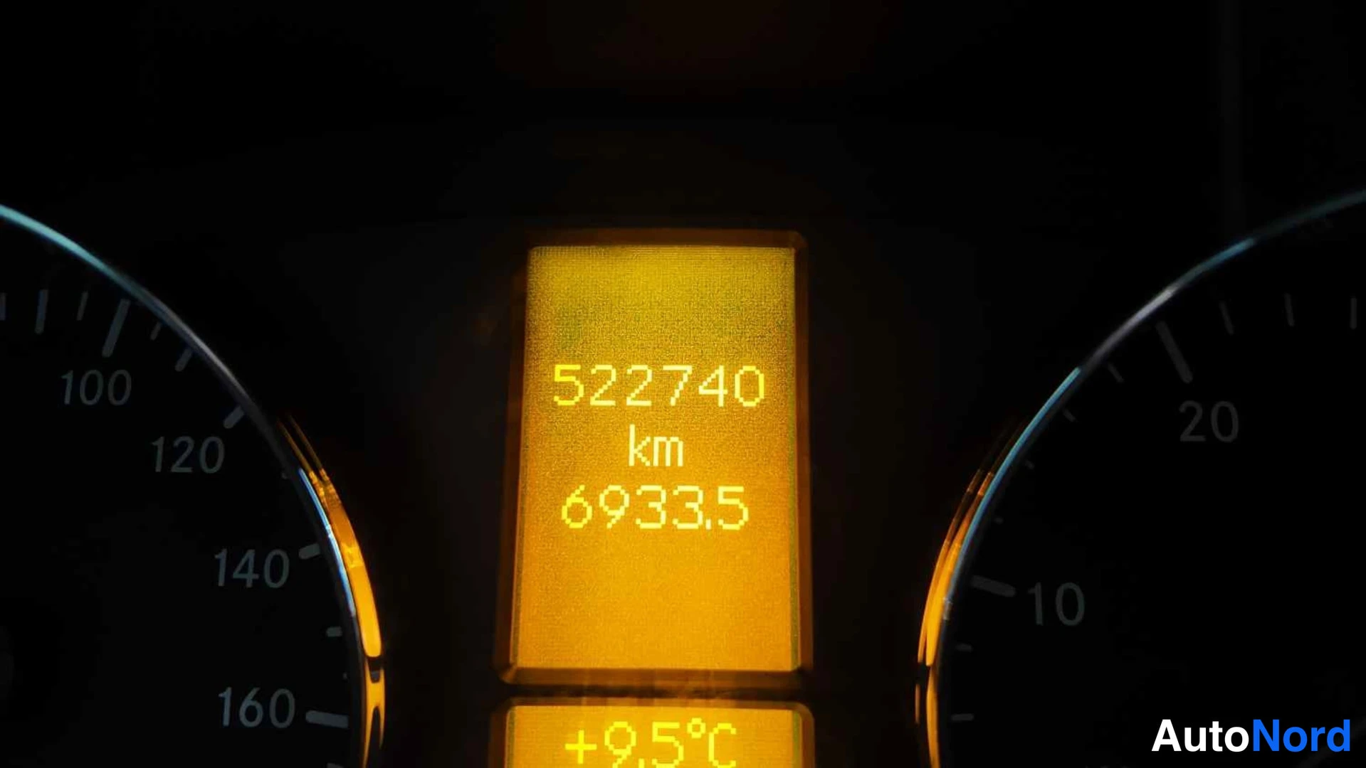 Sivulta: Kojeiston nestekidenäyttö keltapohjaisella tekstillä 522740 km ja 6933,5.