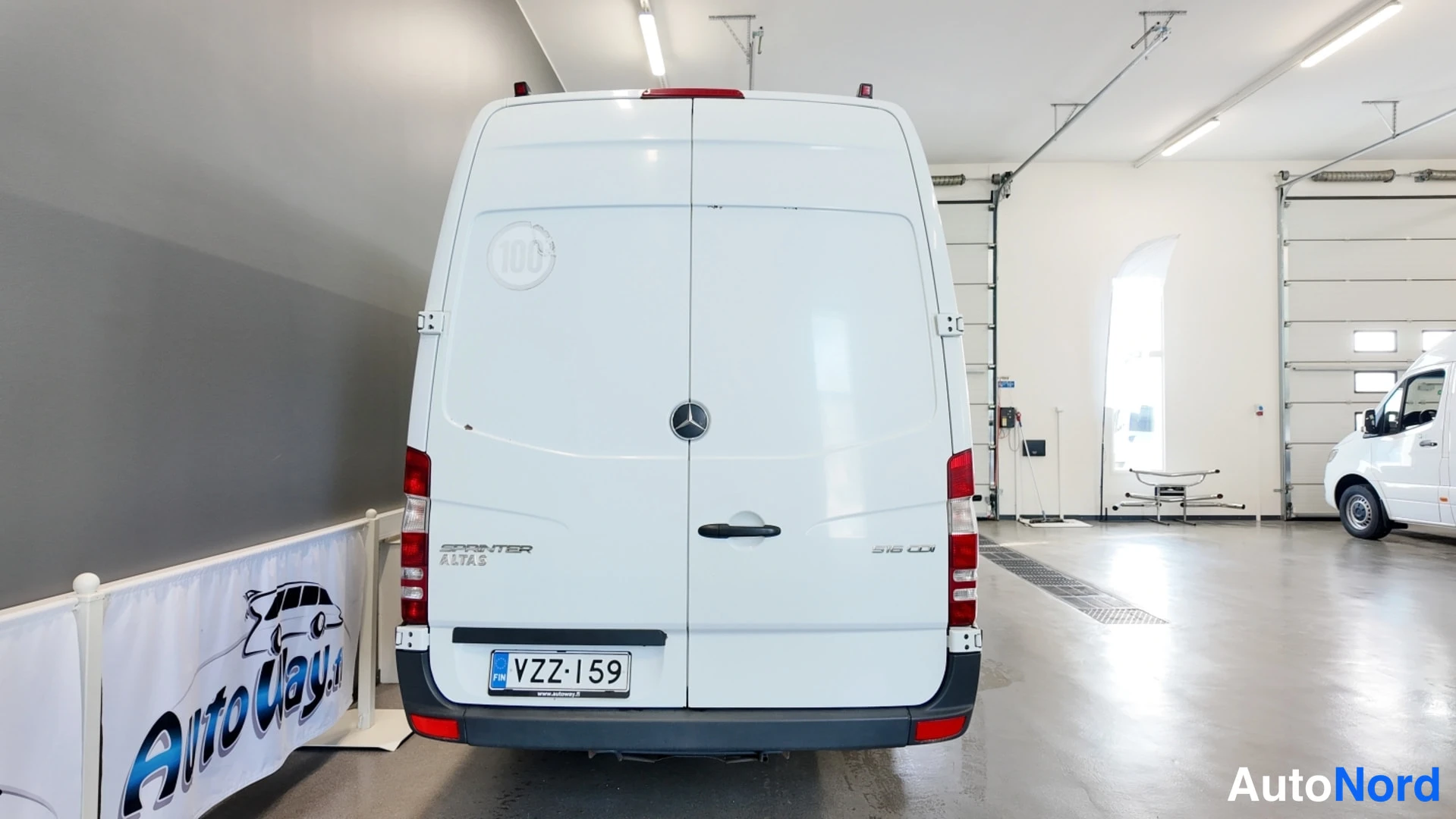 Takaa: Mercedes-Benz Sprinter -pakettiauto takaa kuvattuna valkoisena, rekisterikilpi.