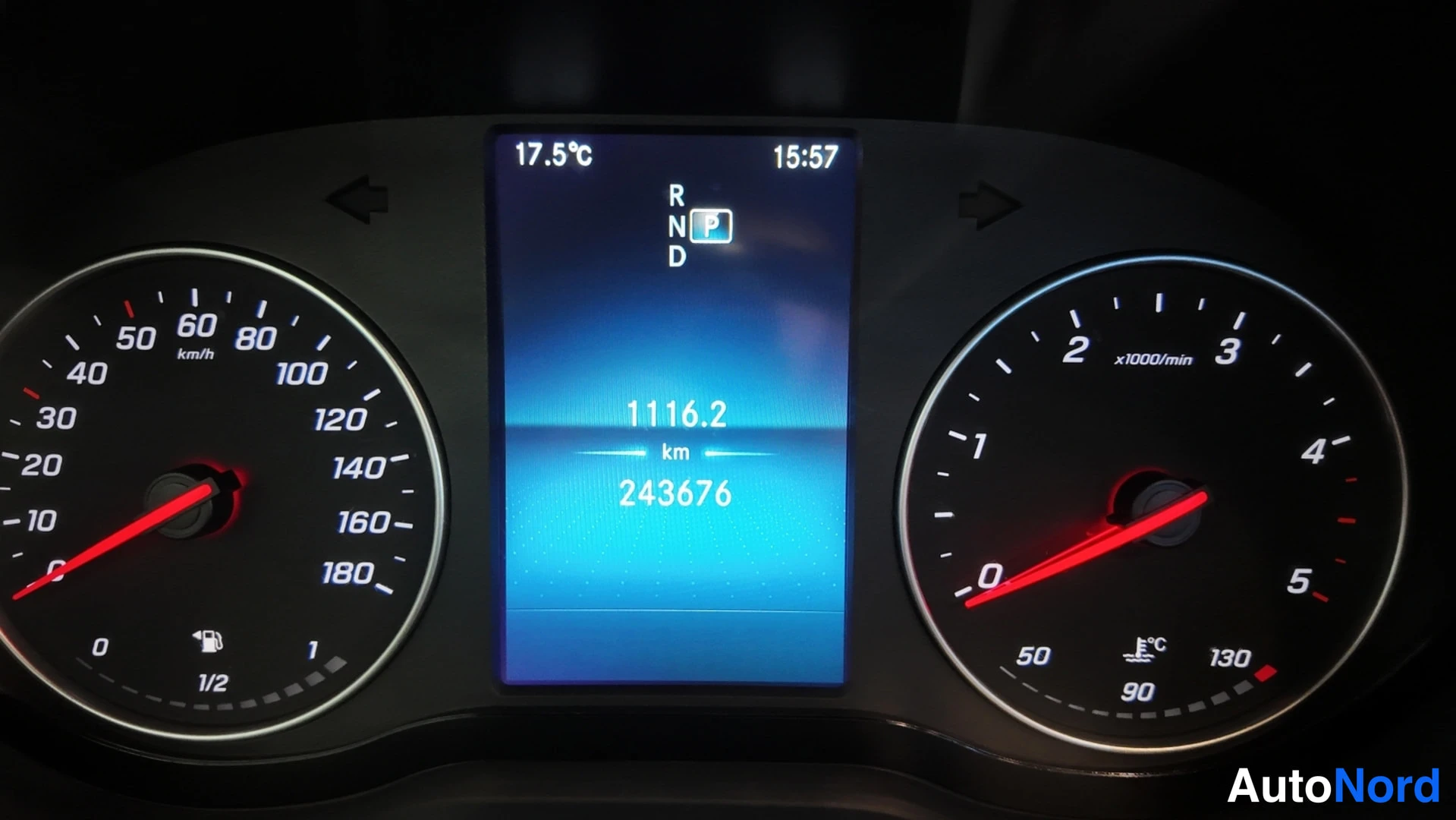 Muu: Instrumenttiryhmän lähikuva, digitaalinäyttö näyttää 1116.2 km ja 243676 kokonaiskilometriä.