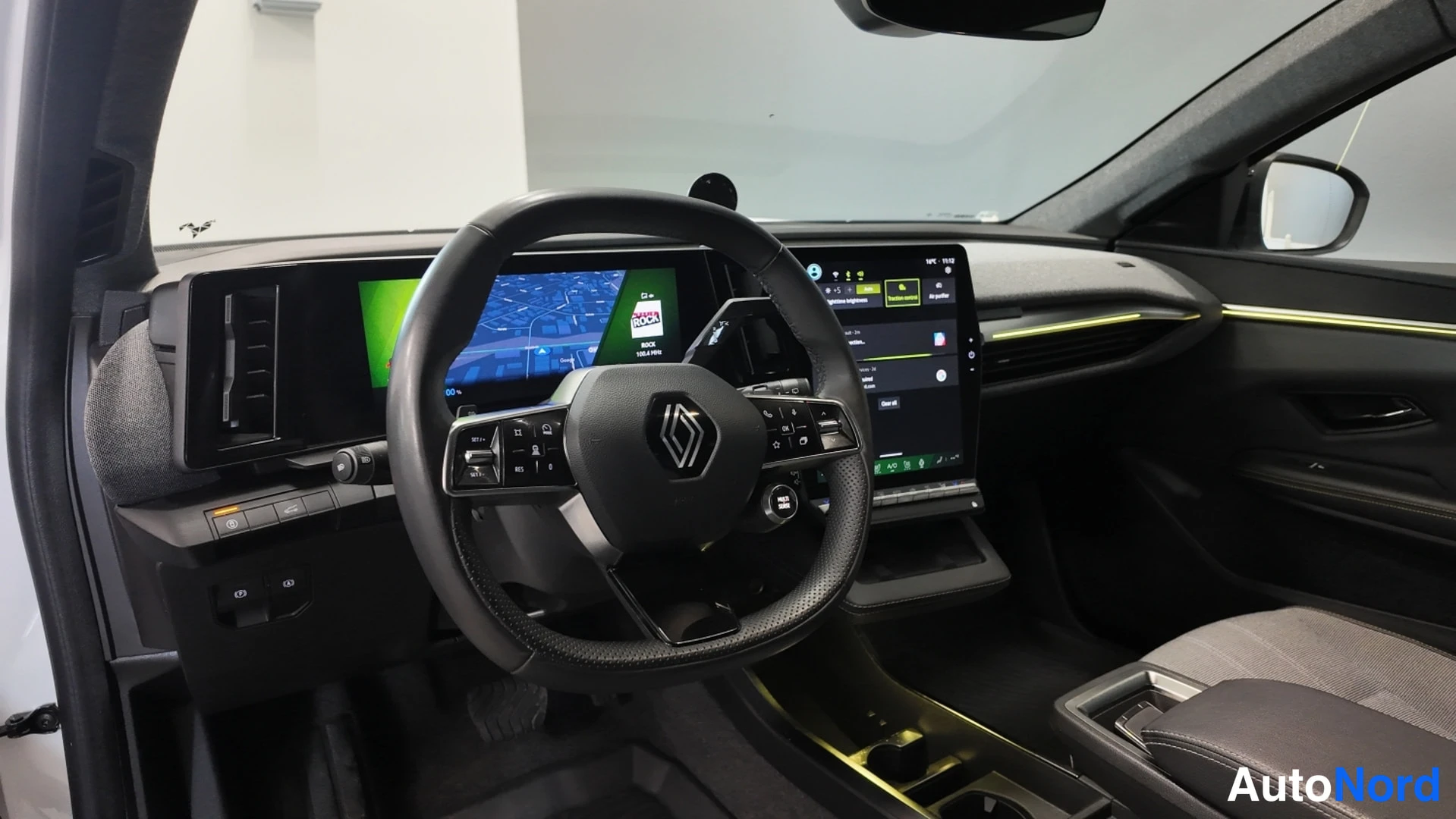 Muu: Ohjaamo kuljettajan puolelta: Renault-merkkinen ohjauspyörä, digitaalinen mittaritaulu ja keskinäyttö.