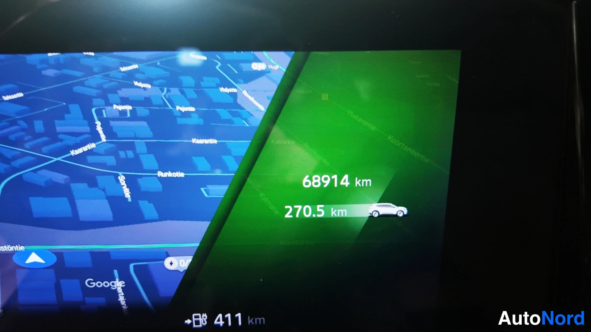 Muu: Digitaalisen kojelaudan lähikuva, jossa lukema 68914 km ja vaihteistotiedot.