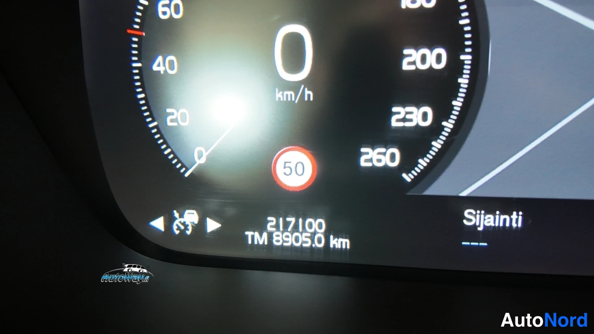 Muu: Kojelaudan näyttö osoittaa matkamittarin lukeman 217 100 km