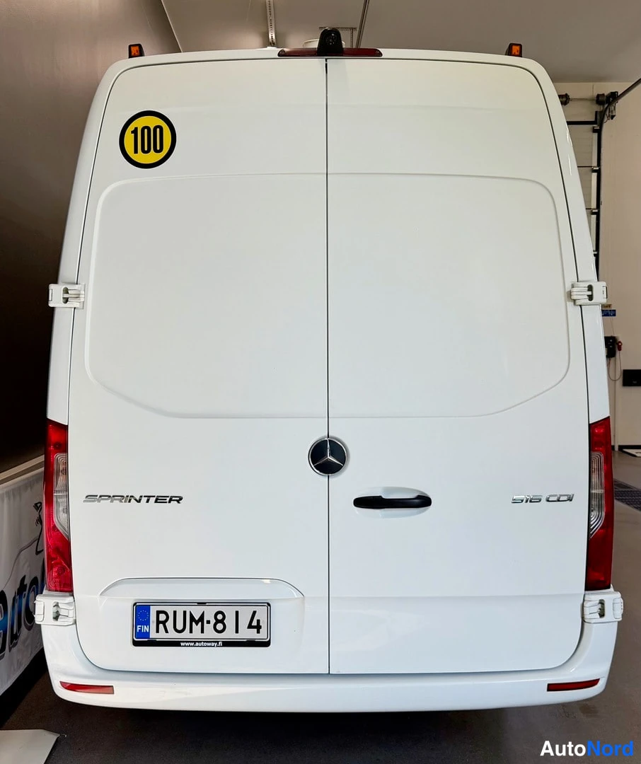 Takaa: Valkoisen pakettiauton takaovet suoraan takaa; Mercedes-tähti, SPRINTER-teksti, 516 CDI -merkintä ja rekisterikilpi.