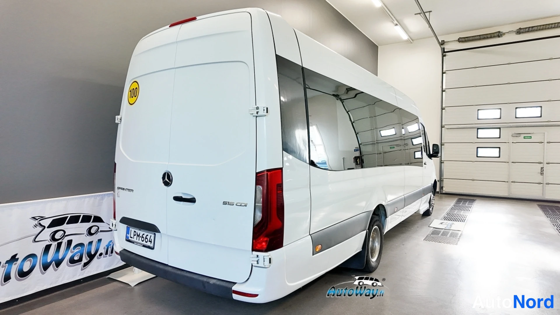 Takaviisto: Mercedes-Benz Sprinter -pakettiauto valkoinen, takakulmakuva vasemmalta