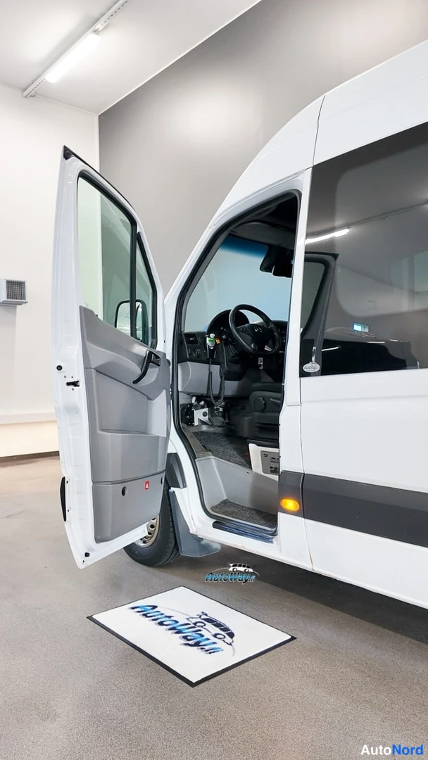 Sivulta: Mercedes-Benz Sprinter -pakettiauton sivukulma, etuovi auki sisätilaan.