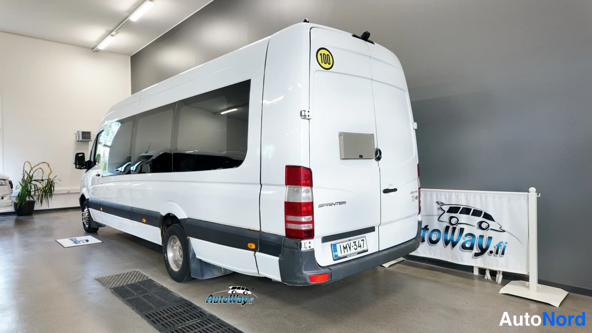 Takaviisto: Pitkä Mercedes-Benz Sprinter -pakettiauto takaa ja vasemmalta sivulta valkoisessa tilassa.