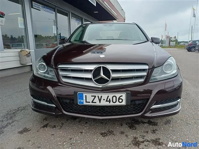 Edestä: Mercedes-Benzin etunäkymä, rekisterikilpi FIN, kromisäleikkö ja tärykeula.