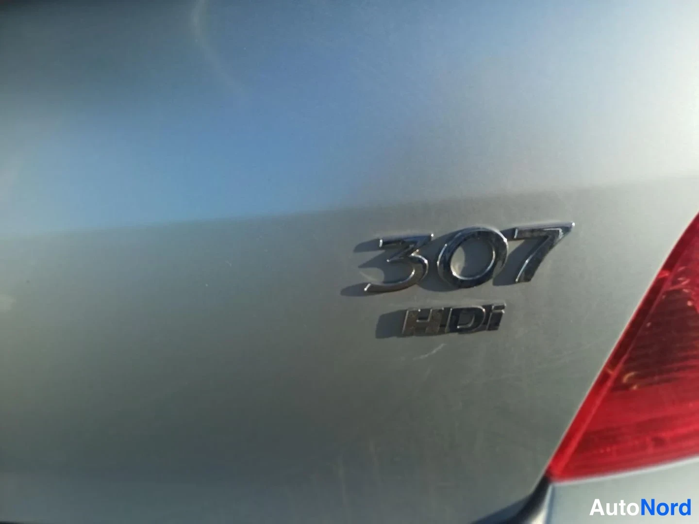 Yksityiskohta: Tarkennettu kuva Peugeot 307:n takaosasta, jossa lukee 307 HDi.