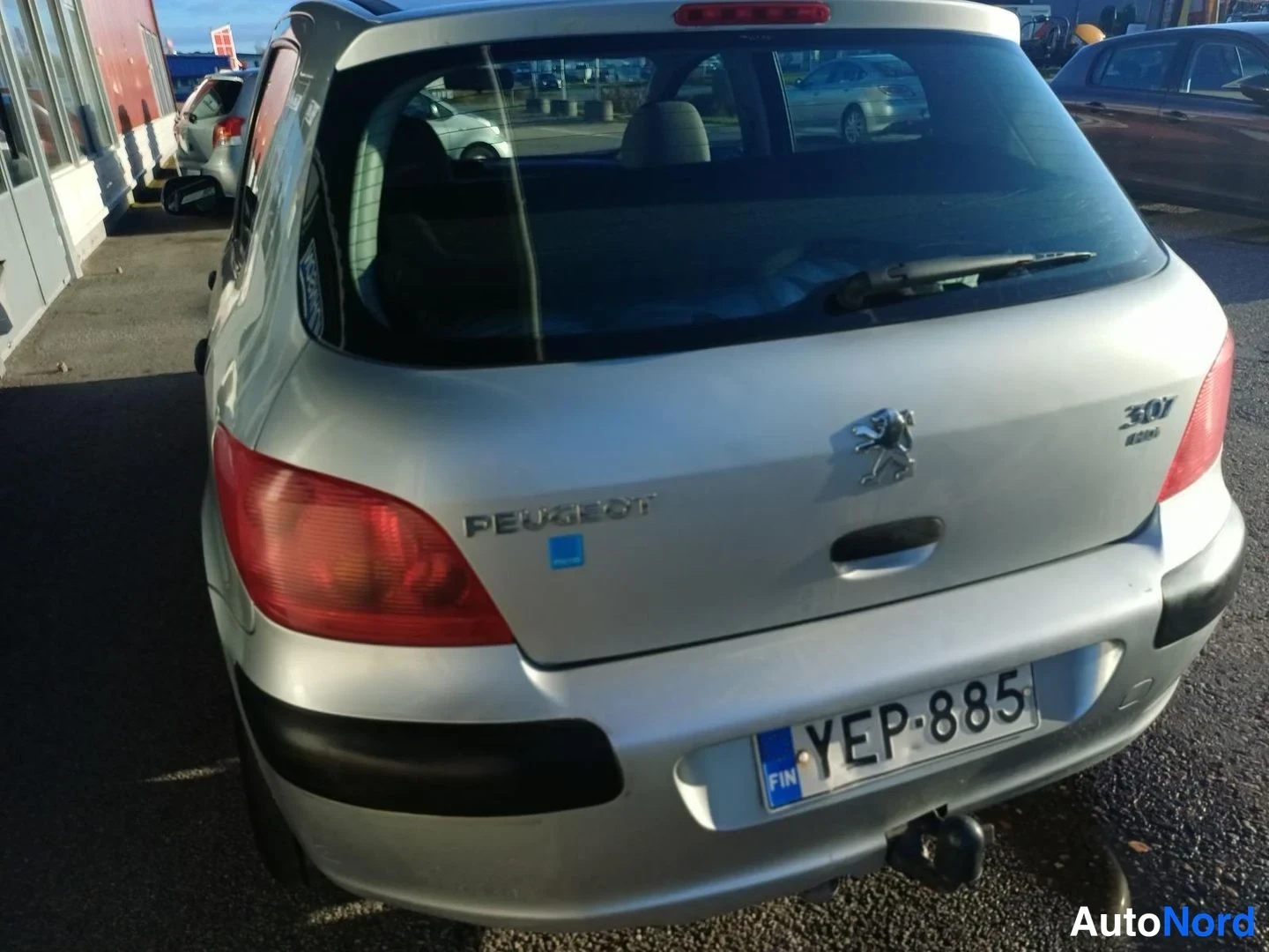 Takaviisto: Peugeot-hatchbackin takanäkymä hieman sivulta; PEUGEOT-teksti ja merkkilogo takaluukussa, rekisterikilpi.