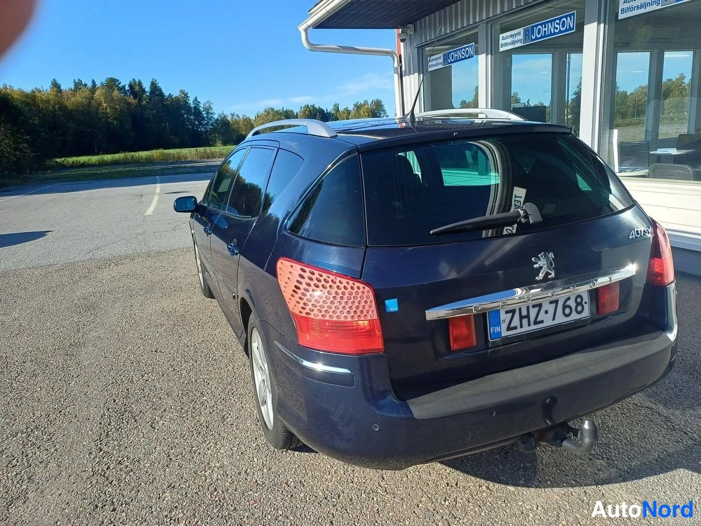 Takaviisto: Farmariauto takaa oikealta, rekisteritunnus, perävaunukoukku ja kattokaiteet.