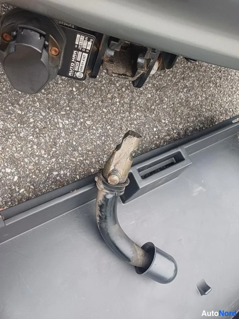 Muu: Ajoneuvon takaosassa kiinnitetty Auto-Hak-merkkinen vetokoulu; irrotettava kouluvarsi lattialla.