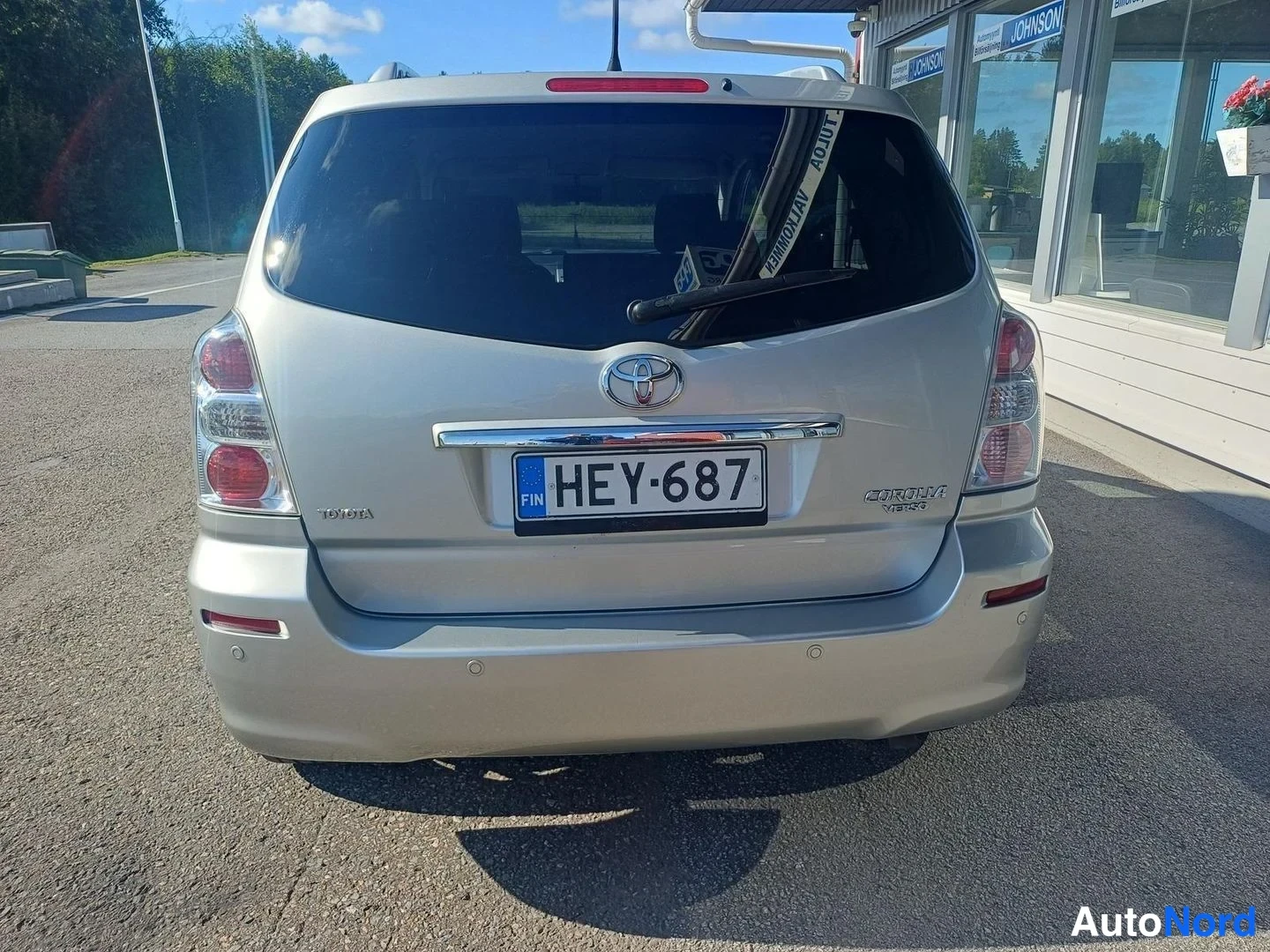 Takaa: Toyota Verso takaa nähtynä, rekisterikilpi, takavalojen ja Toyotan merkinnät erottuvat.