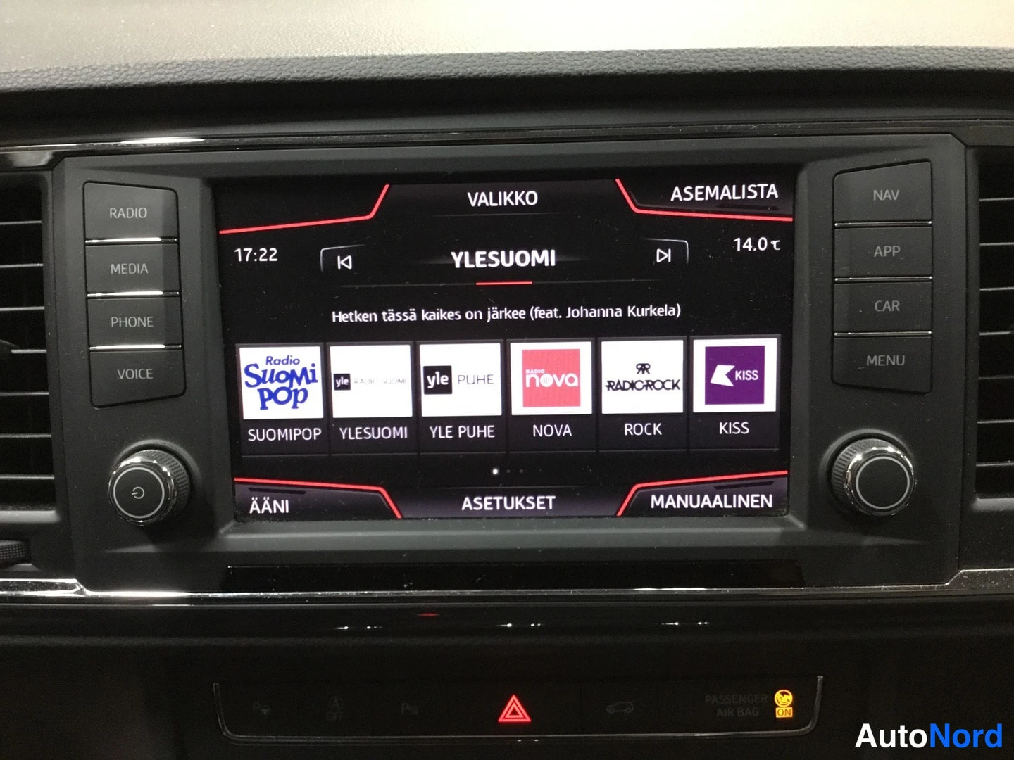 Muu: Kojetason näyttö näyttää radioasemalistaa, jossa valittuna YleSuomi, välilehdet Valikko ja Asemalista.