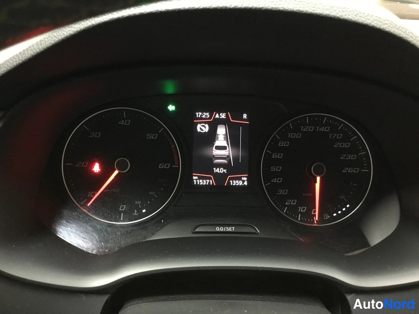 Muu: Mittaristo: nopeusmittari ja kierroslukumittari, keskellä näyttö, jossa kilometrilukema 115371 km,_trip 1359,4, kellonaika 17:25 ja ulkolämpötila 14,0 °C.