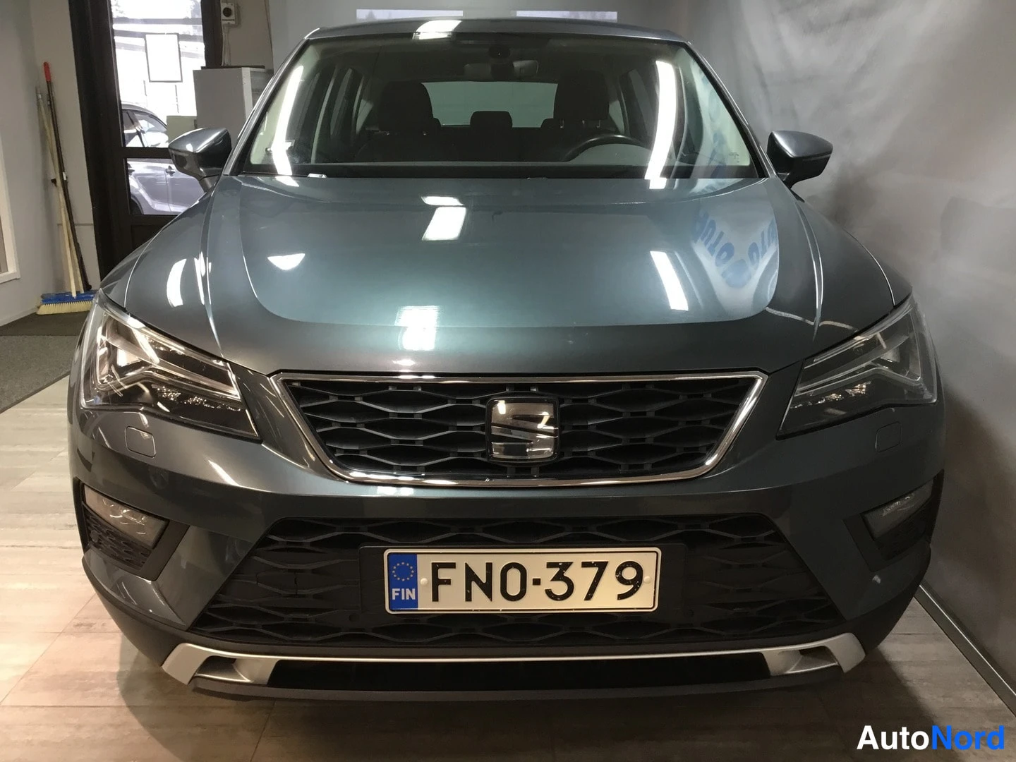 Edestä: Ateen edustasta kuvattu tummanharmaa SEAT Ateca, rekisteritunnus FN0-379, myyntitiloissa.