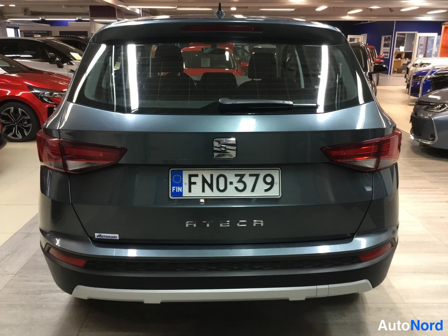Takaa: Takaapäin kuvattu tummanharmaa SEAT Ateca, rekisteritunnus FN0-379, Ateca-teksti takaluukussa.