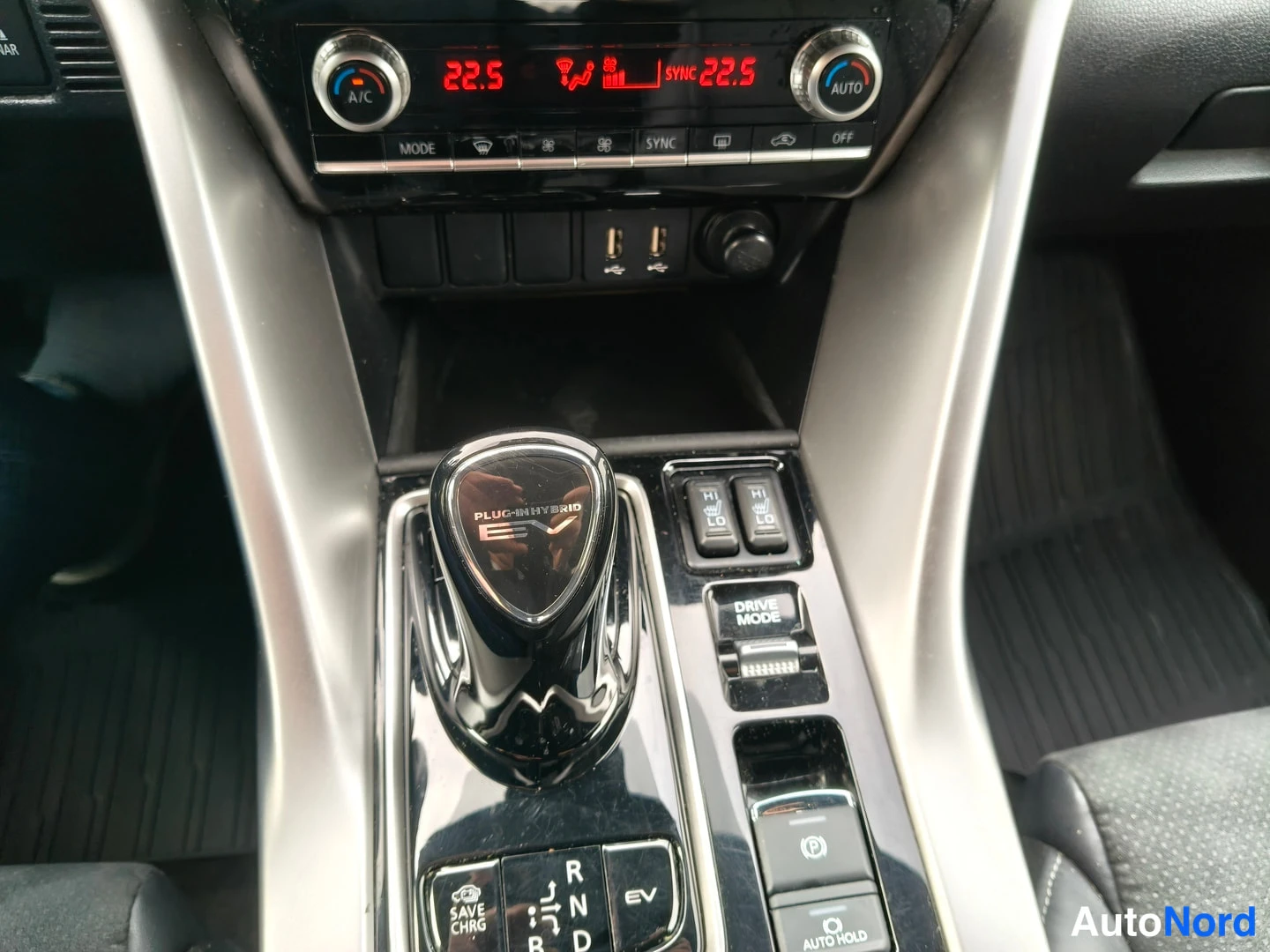 Etuviisto, nokka vasemmalle: Vaihtovalitsin PLUG-IN HYBRID EV -merkillä, lämmityspainikkeet HI/LO, DRIVE MODE ja AUTO HOLD -toiminnot kojelaudassa.