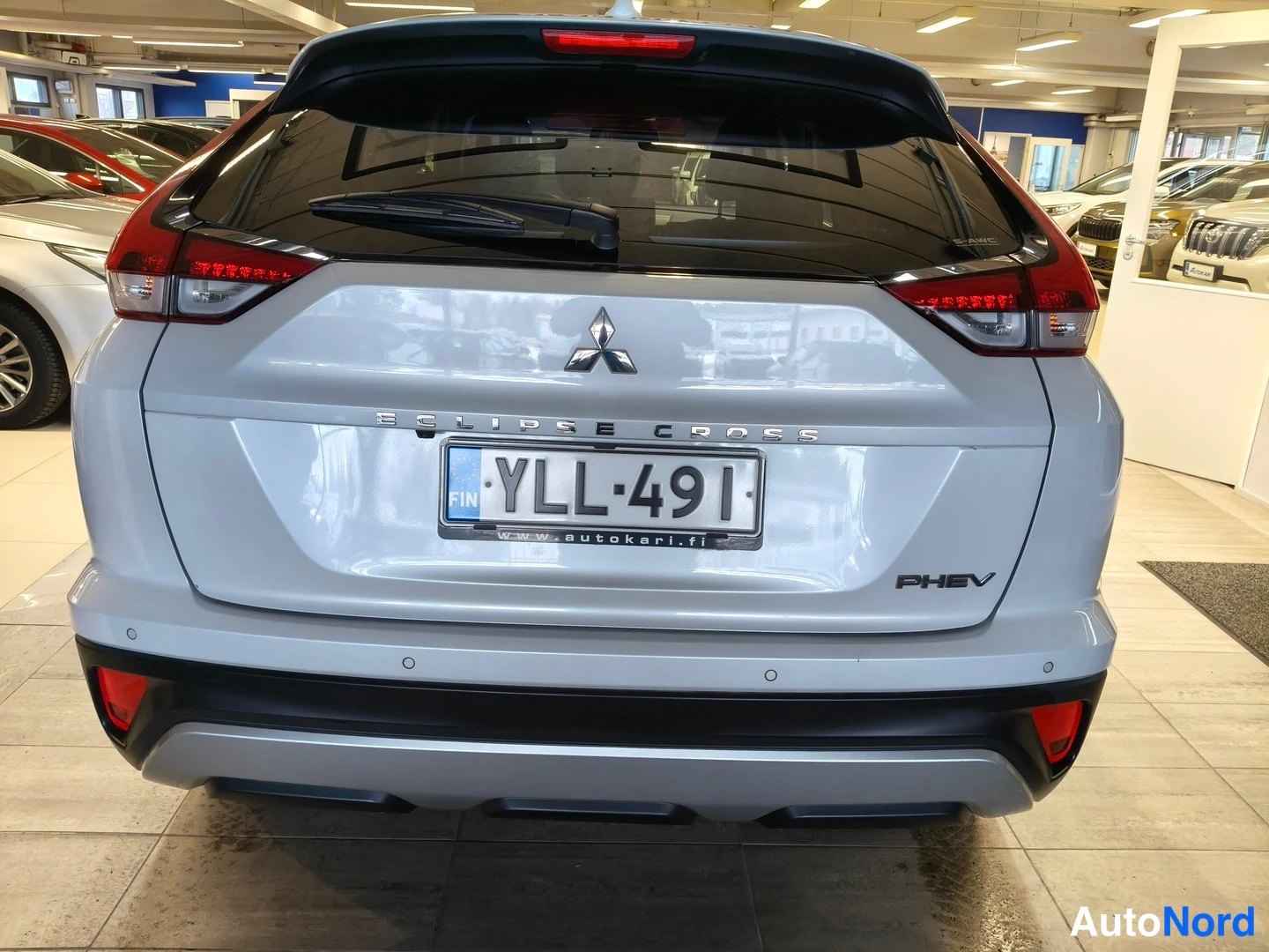 Takaa: Mitsubishi Eclipse Crossin takaosa; rekisterikilpi ja PHEV-merkintä takaluukussa.