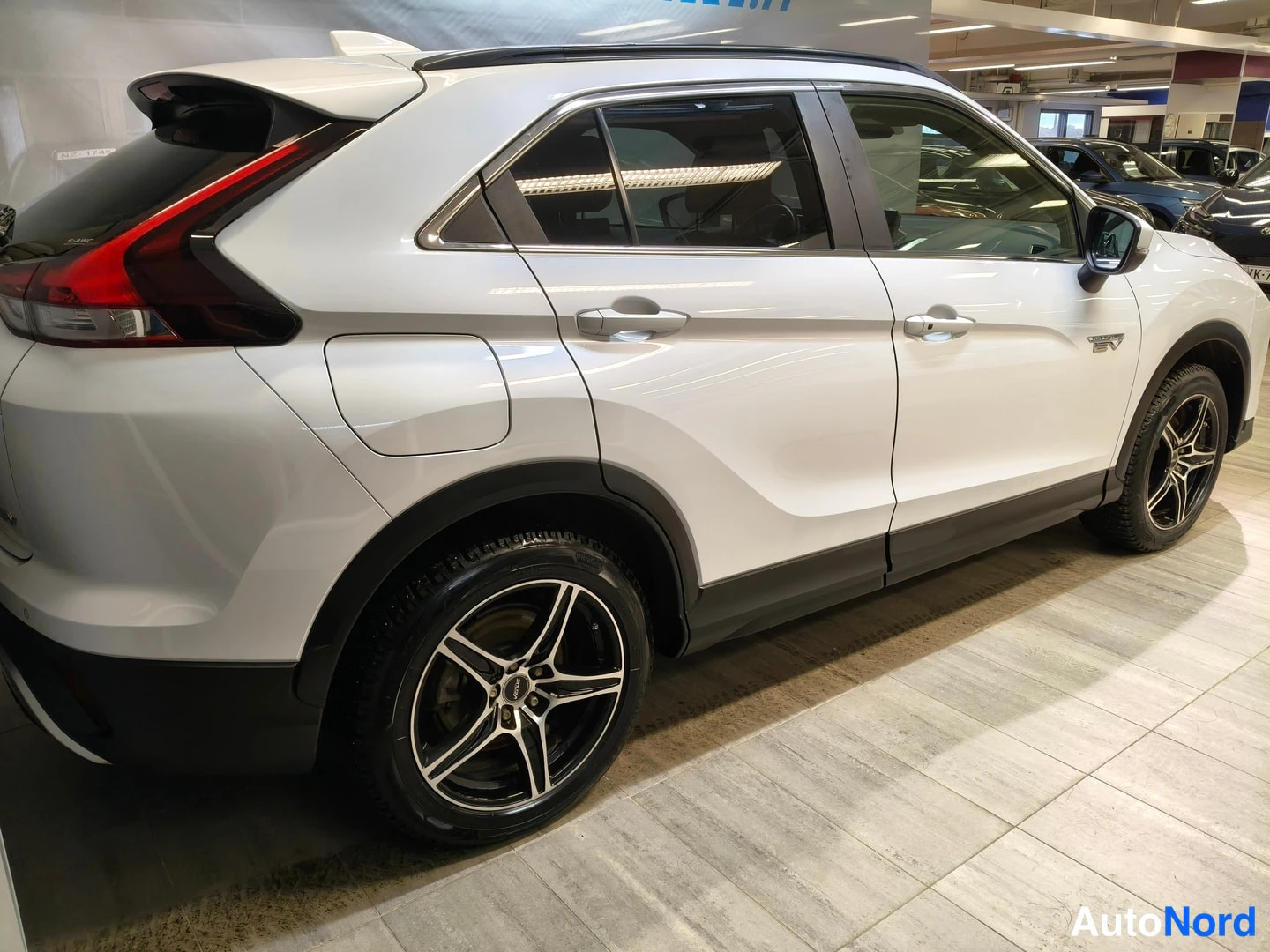 Sivulta: Mitsubishi Eclipse Crossin kylki vasemmalta kuvattuna; mustat kevytmetallivanteet.