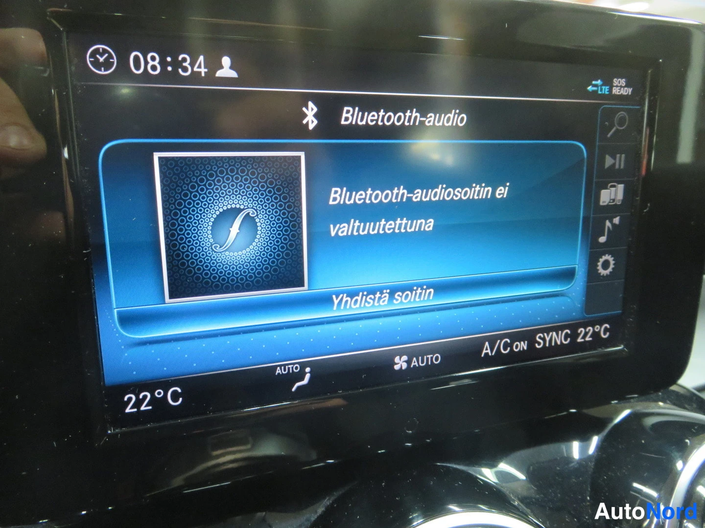 Yksityiskohta: Auton näyttö Bluetooth-äänitoistossa, jossa teksti 'Bluetooth audiosoitin ei valtuutettuna' ja 'Yhdistä soitin', ilmastointiasetukset A/C ON ja SYNC 22 °C alare