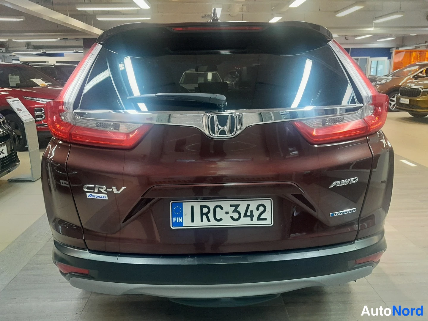 Takaa: Auton takapää, Honda CR-V, AWD ja HYBRID-merkit, rekisterikilpi.