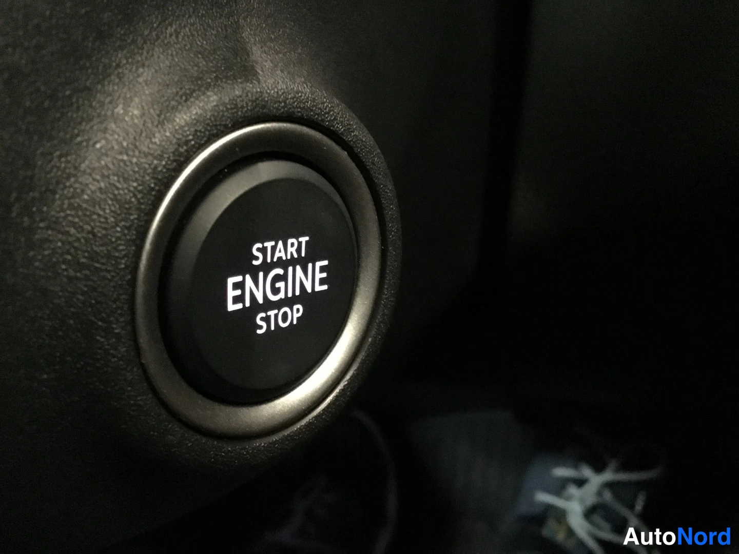 Yksityiskohta: Nappi START ENGINE STOP moottorin käynnistykseen.