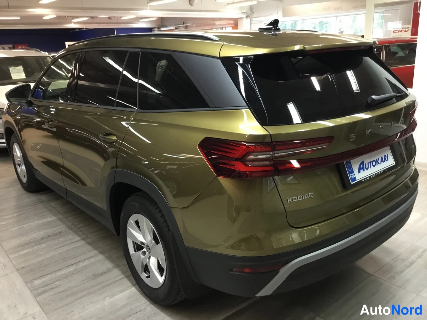 Takaviisto: Skoda Kodiaq takaosakolmannelta vasemmalta, näkyvät punaiset takavalot, takaluukun KODIAQ-teksti ja Autokari-rekisterikilpiteline.